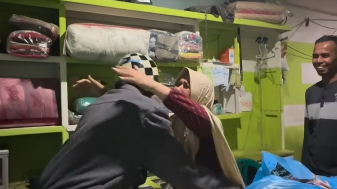 Momen Haru Anak Pulang dari Rantau Tanpa Beri Kabar, Pura-pura Jadi Customer untuk Kejutkan Ibu Momen Haru Anak Pulang dari Rantau Tanpa Beri Kabar, Pura-pura Jadi Customer untuk Kejutkan Ibu