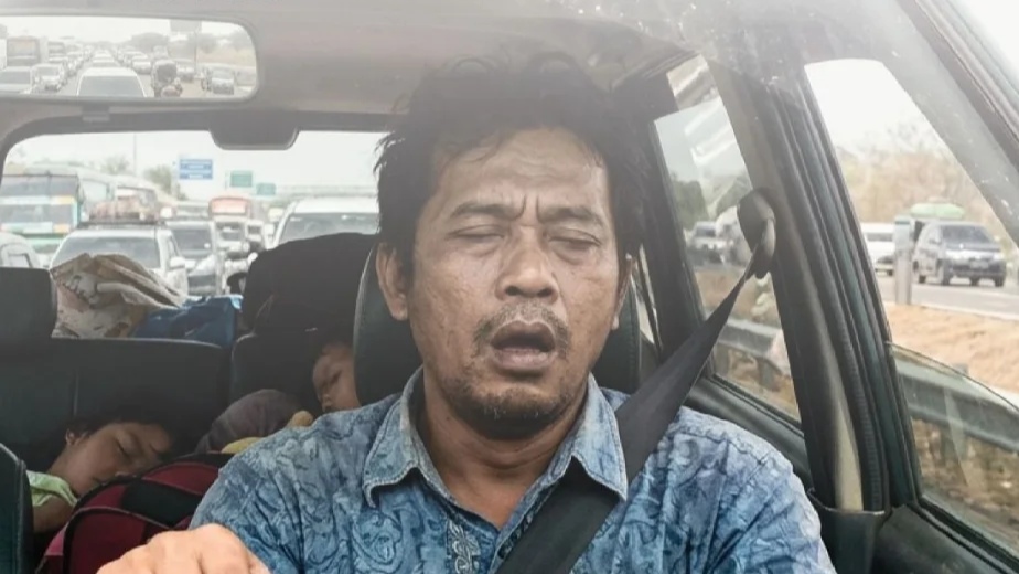 Tidur Sebentar tetapi Dampaknya Bisa Fatal, Waspadai Microsleep Saat Perjalanan Jauh! Tidur Sebentar tetapi Dampaknya Bisa Fatal, Waspadai Microsleep Saat Perjalanan Jauh!