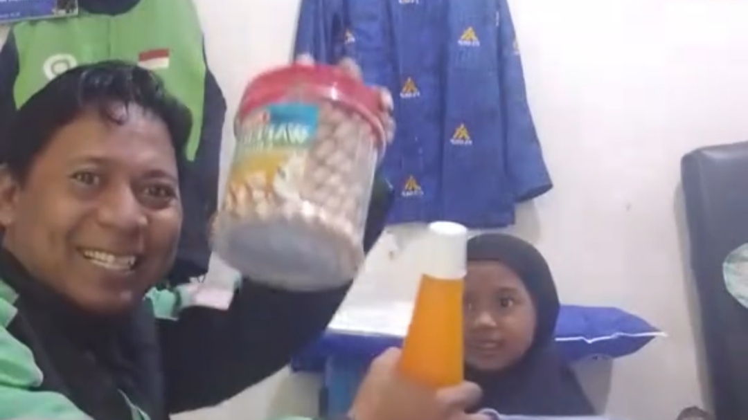 Momen Haru Bapak Driver Ojol Ini Bersyukur Diberi Hampers oleh Adik Iparnya yang Sering Ia Jajanin Dulu Saat Masih Sekolah Momen Haru Bapak Driver Ojol Ini Bersyukur Diberi Hampers oleh Adik Iparnya yang Sering Ia Jajanin Dulu Saat Masih Sekolah