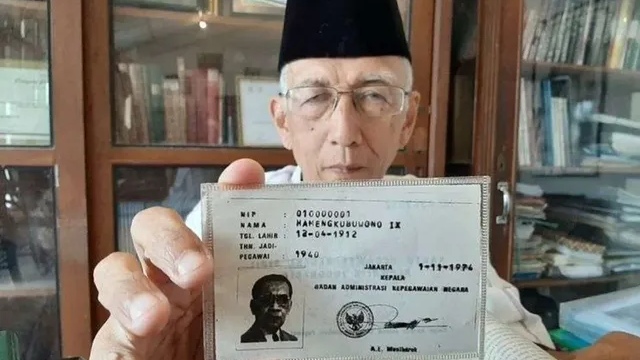 Sosok PNS Pertama di Indonesia: Sri Sultan Hamengkubuwono IX Sosok PNS Pertama di Indonesia: Sri Sultan Hamengkubuwono IX