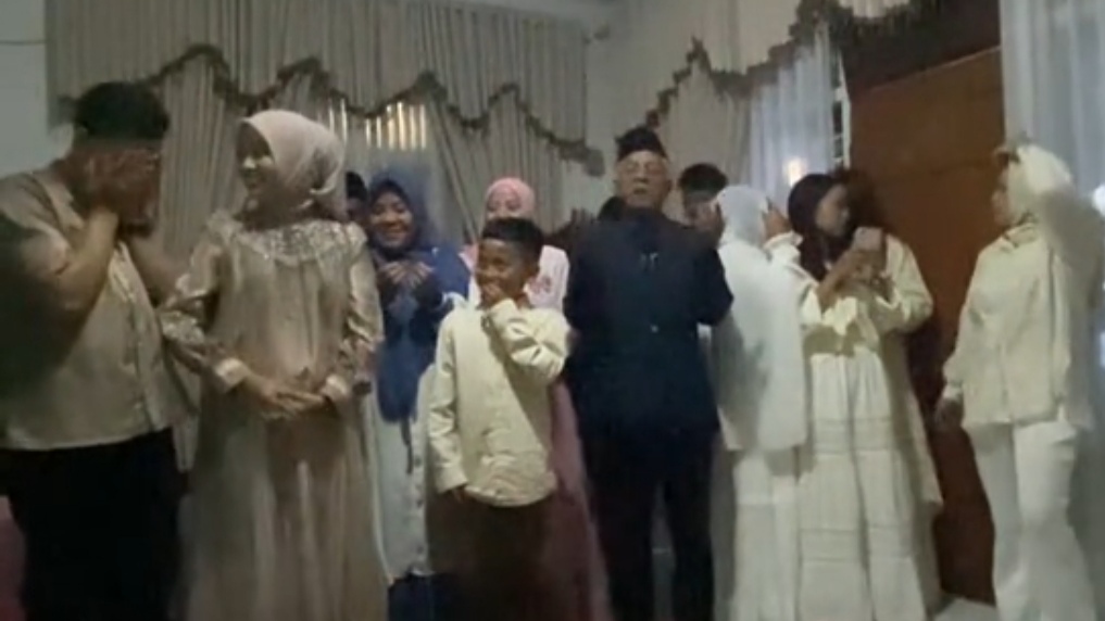Niat Buat Ingin Ucapan Minal Aidin wal-Faizin, Abah Ini Justru Baca Bacaan Salat dari Awal hingga Akhir Niat Buat Ingin Ucapan Minal Aidin wal-Faizin, Abah Ini Justru Baca Bacaan Salat dari Awal hingga Akhir