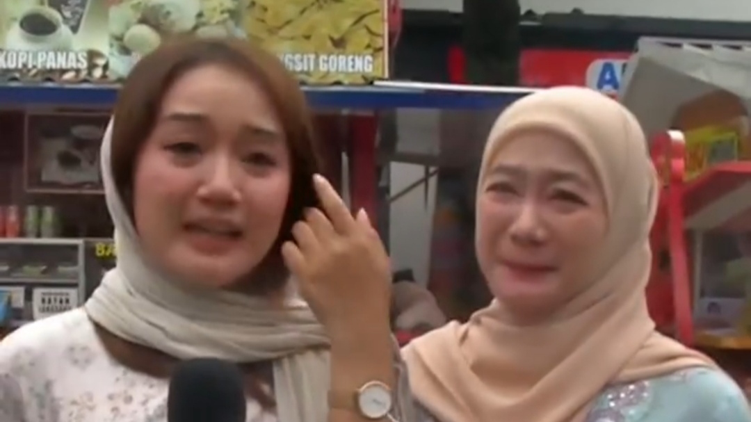 Tetap Bertugas Saat Lebaran, Momen Haru Jurnalis Ini Dikunjungi Sang Ibu Saat Liputan Bikin Mewek Tetap Bertugas Saat Lebaran, Momen Haru Jurnalis Ini Dikunjungi Sang Ibu Saat Liputan Bikin Mewek