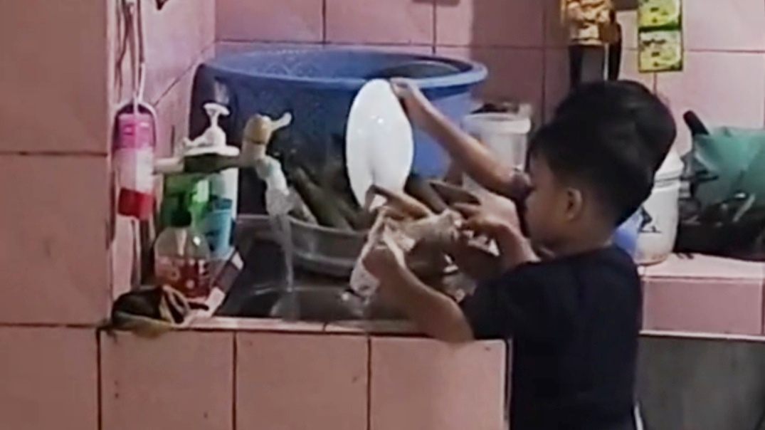 Sedang dalam Kondisi Lelah, Ibu Ini Kaget Saat Lihat Kedua Anaknya yang Masih Kecil Bisa Cuci Piring Sendiri