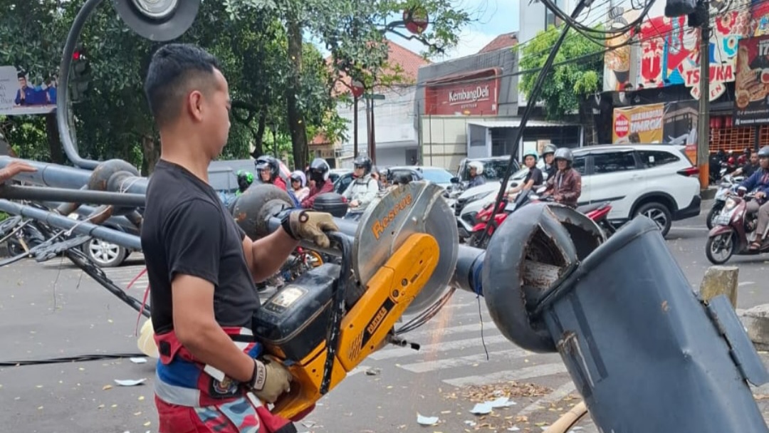 Insiden Tiang PJU Roboh karena Tersangkut Atas Bus Saat Belok di Jalan R. E. Martadinata Kota Bandung, Lalu Lintas Sempat Terganggu Insiden Tiang PJU Roboh karena Tersangkut Atas Bus Saat Belok di Jalan R. E. Martadinata Kota Bandung, Lalu Lintas Sempat Terganggu