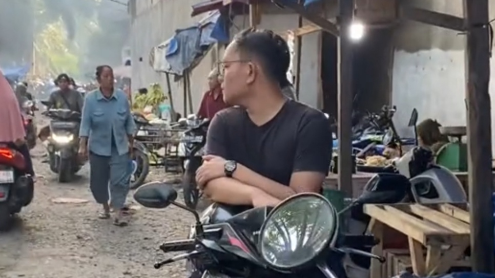 Momen Lucu Istri Ini Isengin Suaminya di Tempat Ramai, Suami: Matamu! Momen Lucu Istri Ini Isengin Suaminya di Tempat Ramai, Suami: Matamu!