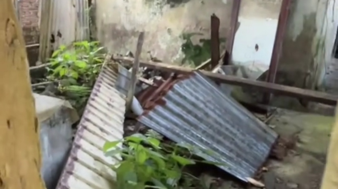 Usai Lama Tidak Pulang, Cewek Ini Sedih Lihat Rumah Kenangan Ibu dan Neneknya Kini Sudah Tak Terawat Lagi Usai Lama Tidak Pulang, Cewek Ini Sedih Lihat Rumah Kenangan Ibu dan Neneknya Kini Sudah Tak Terawat Lagi