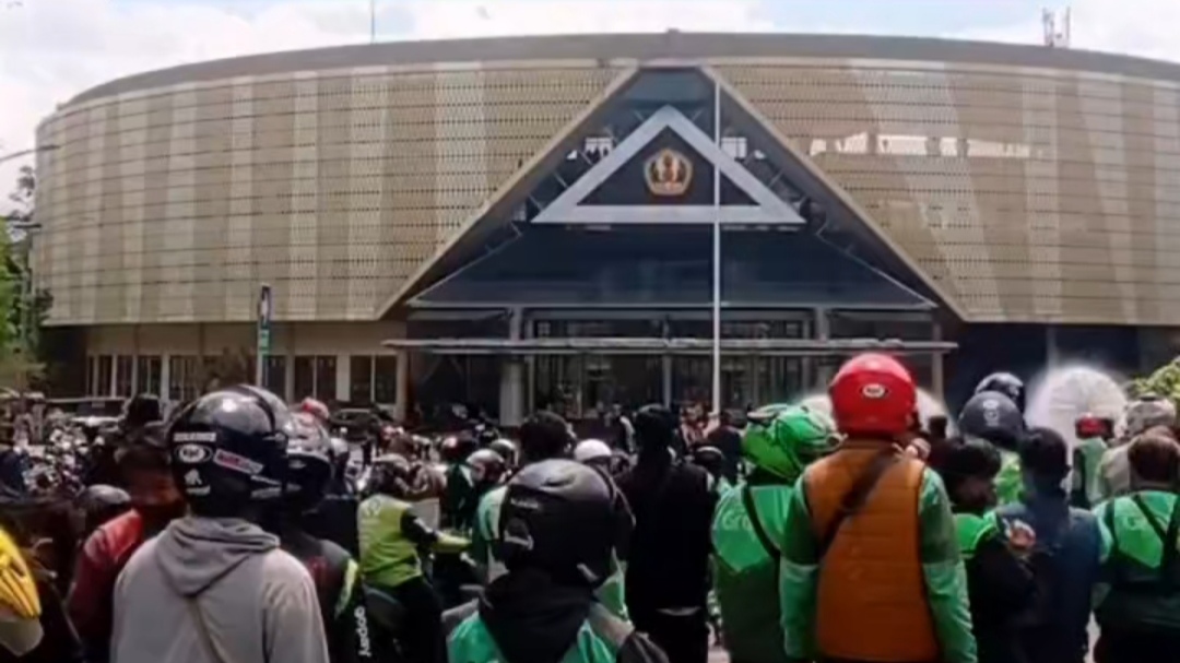 Ratusan Driver Ojol Geruduk Gedung Rektorat Unpad di Jatinangor, Layangkan Beberapa Protes Ratusan Driver Ojol Geruduk Gedung Rektorat Unpad di Jatinangor, Layangkan Beberapa Protes