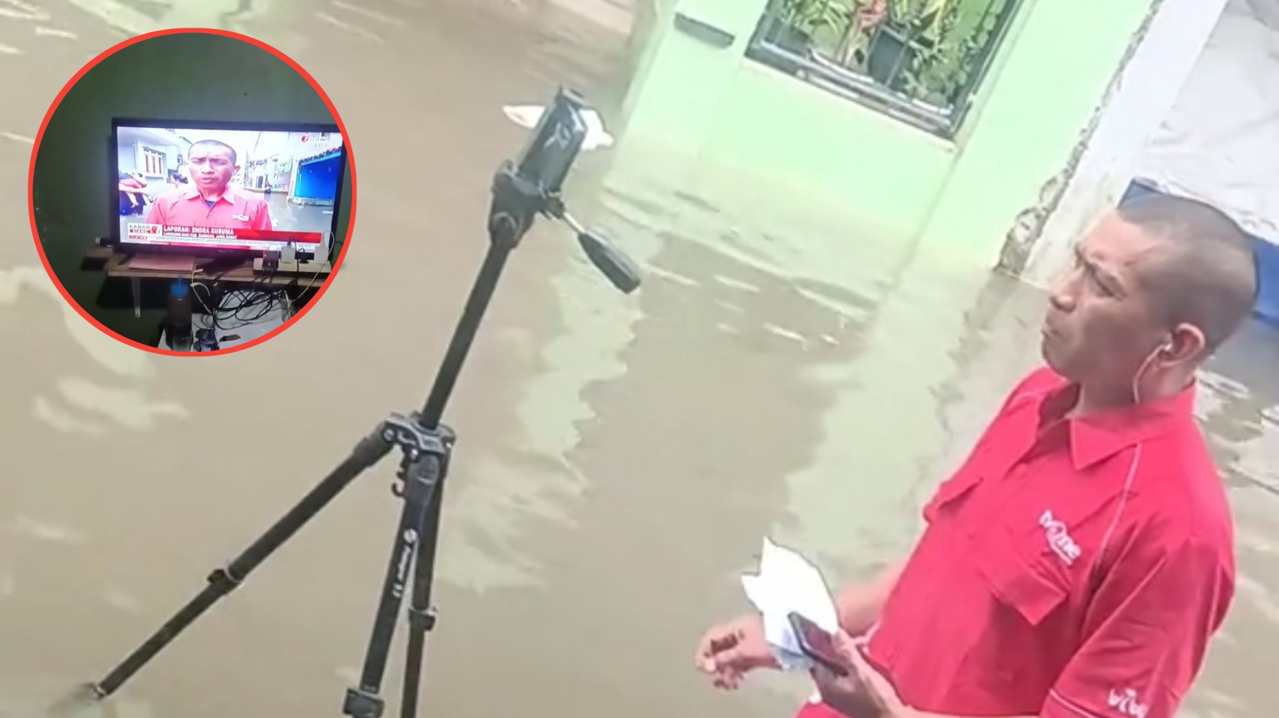 Sedang Nonton Berita di TV, Cowok ini Tidak Nyangka Ternyata Reporternya di Depan Rumahnya (TikTok/@andriansyah_165)