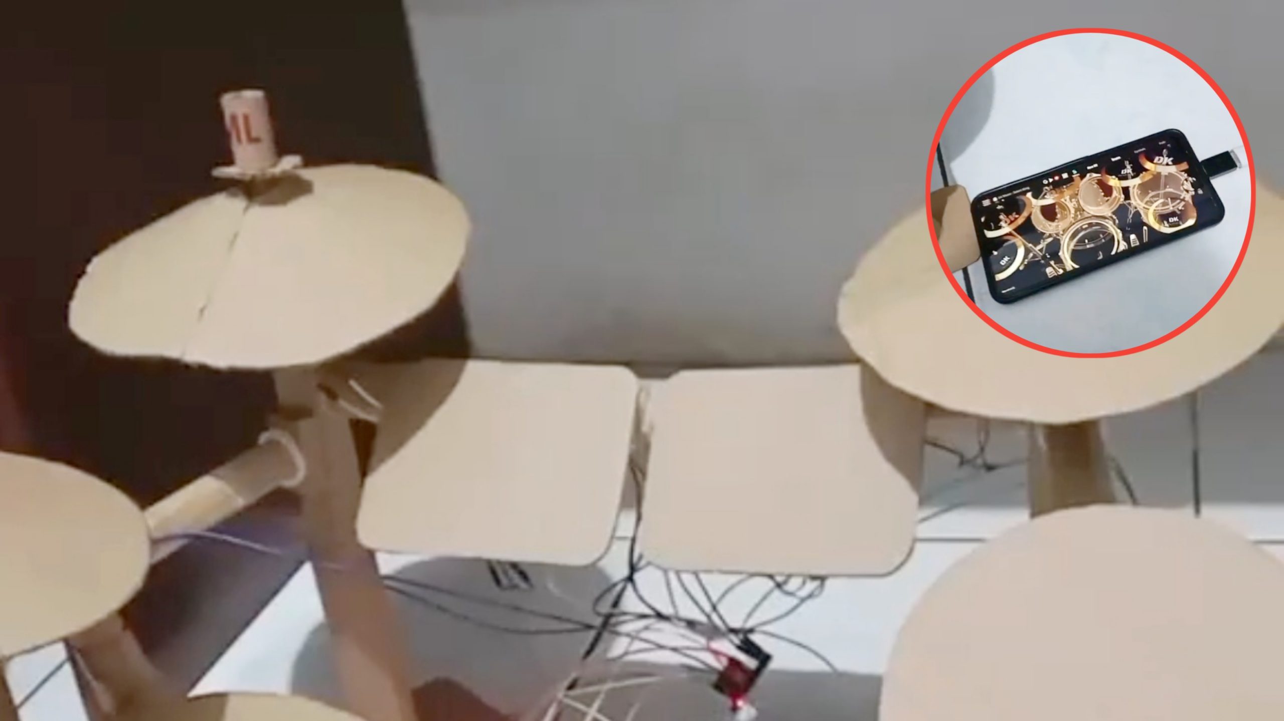 Jenius! Anak ini Ubah Suara Drum dari Kardus Jadi Elektrik yang Disalurkan dari HP (TikTok/@natasya_jacklin_)