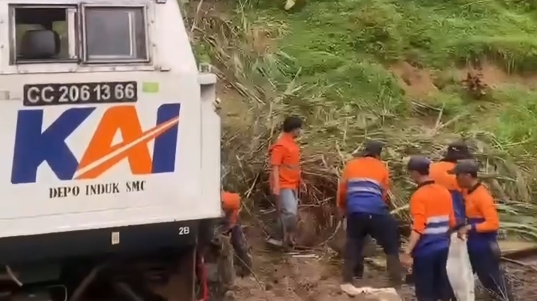 Imbas Bencana Longsor, KAI Pastikan Petak Jalan Maswati-Saksaat Jawa Barat Telah Dapat Dilalui Kembali