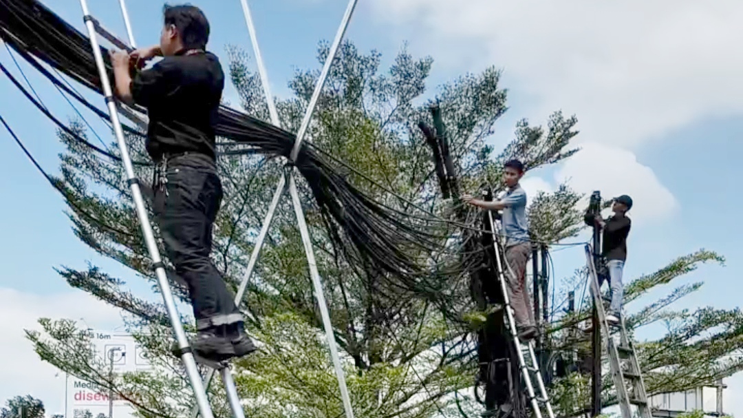 Pasca Robohnya Reklame di Ruas Jalan Soekarno-Hatta, Diskominfo Kota Bandung Kolaborasi Rapikan Kabel Fiber Optik Pasca Robohnya Reklame di Ruas Jalan Soekarno-Hatta, Diskominfo Kota Bandung Kolaborasi Rapikan Kabel Fiber Optik