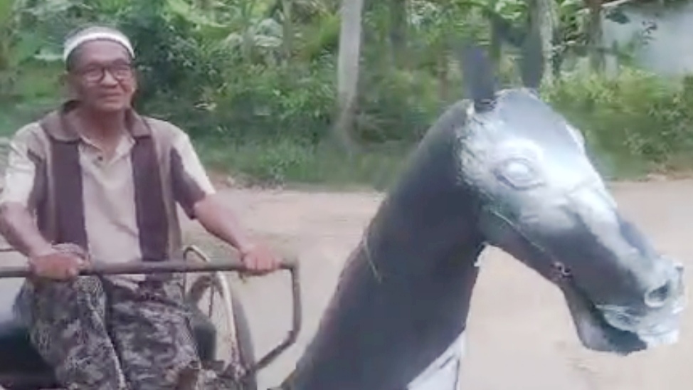 Kreativitas Unik Bapak Ini Ciptakan Robot Kuda dari Besi yang Bisa Dikendarai dan Berjalan Kreativitas Unik Bapak Ini Ciptakan Robot Kuda dari Besi yang Bisa Dikendarai dan Berjalan