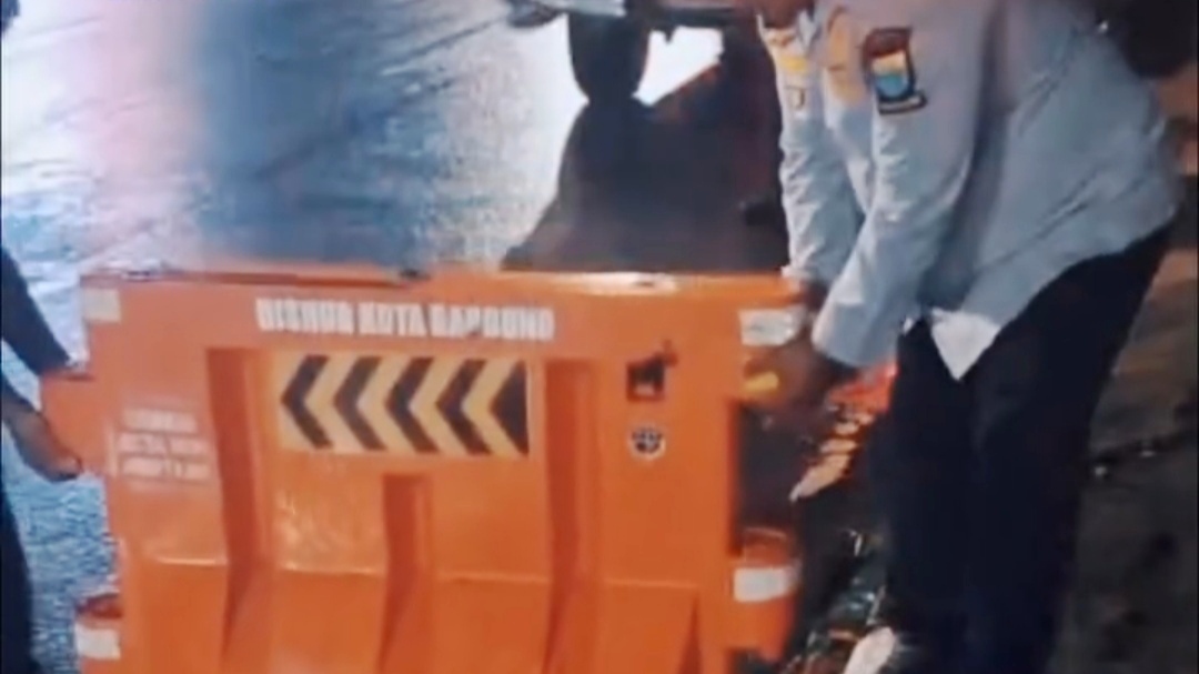 Pengaman Titik Galian di Kota Bandung Mulai Dipasang sebagai Langkah Antisipasi Pengaman Titik Galian di Kota Bandung Mulai Dipasang sebagai Langkah Antisipasi