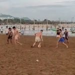 Melokal, Pelatih Timnas Indonesia Bermain Sepak Bola di Pantai Bersama Para Pemuda