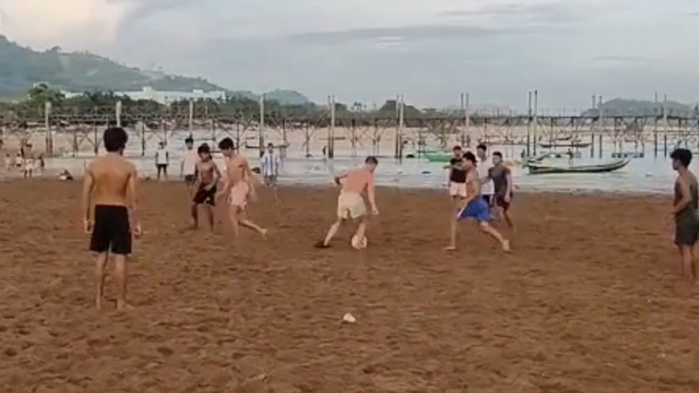 Melokal, Pelatih Timnas Indonesia Bermain Sepak Bola di Pantai Bersama Para Pemuda Melokal, Pelatih Timnas Indonesia Bermain Sepak Bola di Pantai Bersama Para Pemuda
