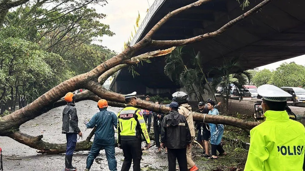 109 Kejadian dalam Beberapa Jam Akibat Hujan Deras dan Angin Kencang di Kota Bandung 109 Kejadian dalam Beberapa Jam Akibat Hujan Deras dan Angin Kencang di Kota Bandung