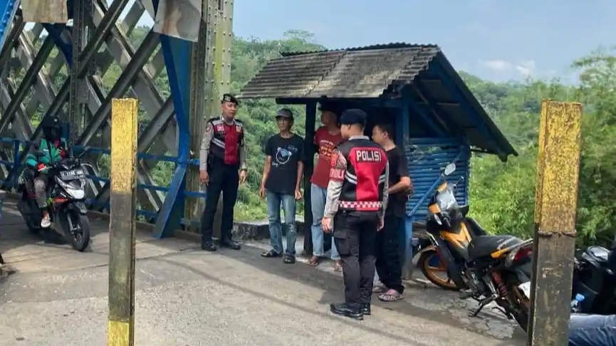 Diduga Akamsi Lakukan Pungli di Jembatan Cirahong, Dedi Mulyadi Ingatkan Ancaman Pidana Diduga Akamsi Lakukan Pungli di Jembatan Cirahong, Dedi Mulyadi Ingatkan Ancaman Pidana