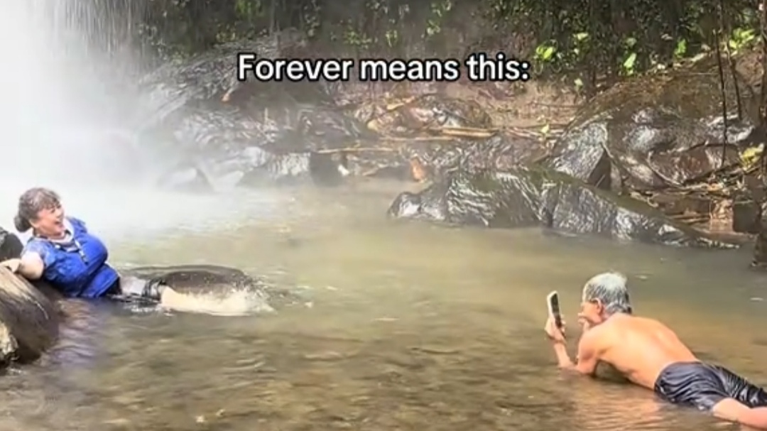 Momen Manis Kakek ini Fotoin Istrinya di Bawah Air Terjun sambil Tiduran Momen Manis Kakek ini Fotoin Istrinya di Bawah Air Terjun sambil Tiduran