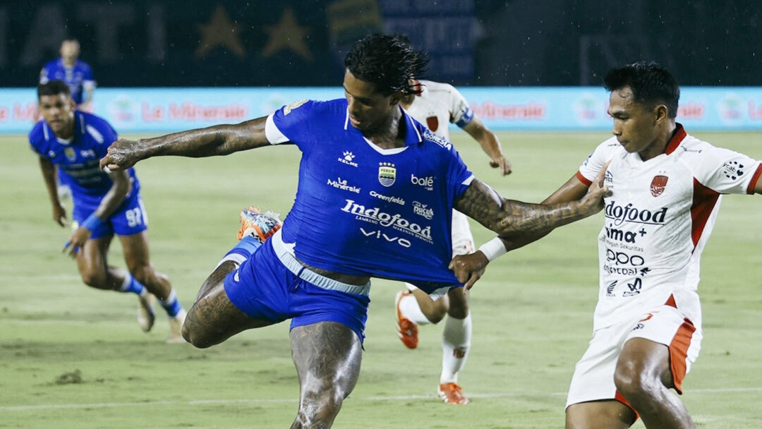 Meski Bermain dengan 10 Pemain, Persib Bandung Tetap Berhasil Taklukkan Bali United dengan Skor 3-2