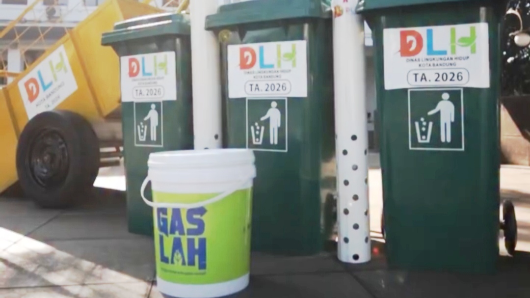 Perkuat Penanganan Sampah, Pemkot Bandung Salurkan Sarana Prasarana Pengolahan Sampah