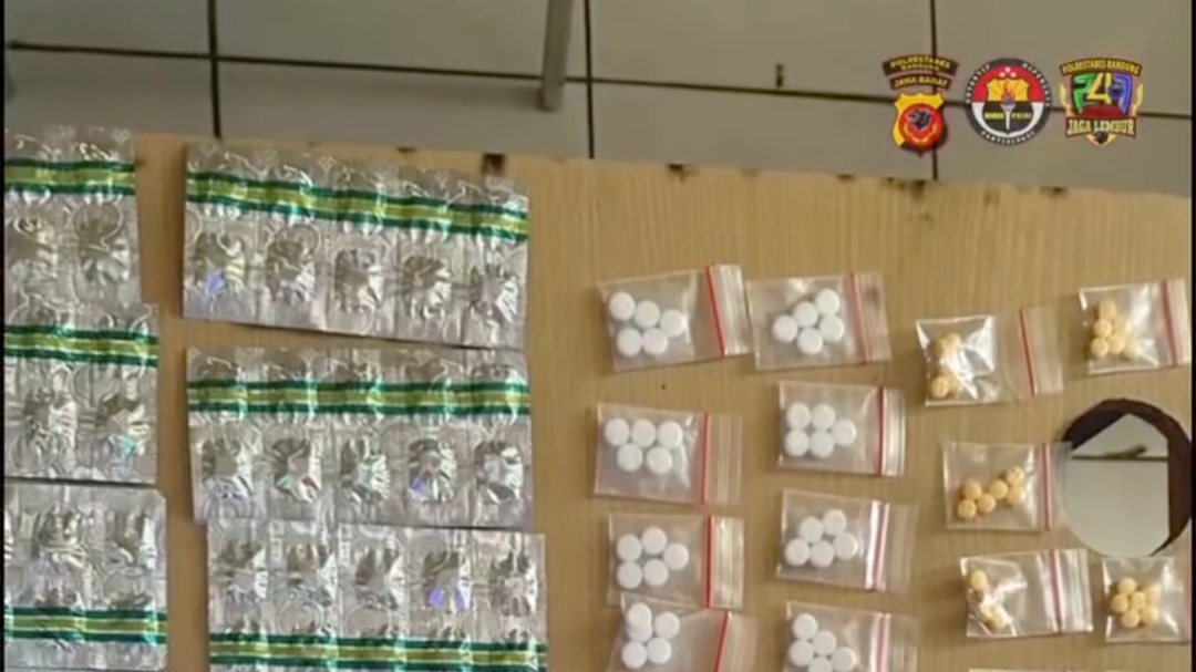 Polrestabes Bandung Berantas Obat-obatan Terlarang, Berhasil Amankan Lima Pelaku dan Pemakai di Dua Lokasi Berbeda Polrestabes Bandung Berantas Obat-obatan Terlarang, Berhasil Amankan Lima Pelaku dan Pemakai di Dua Lokasi Berbeda