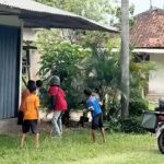 Momen Ketika Kurir ini Justru Asyik Bermain dengan Anak-anak hingga Lupa Antarkan Paket