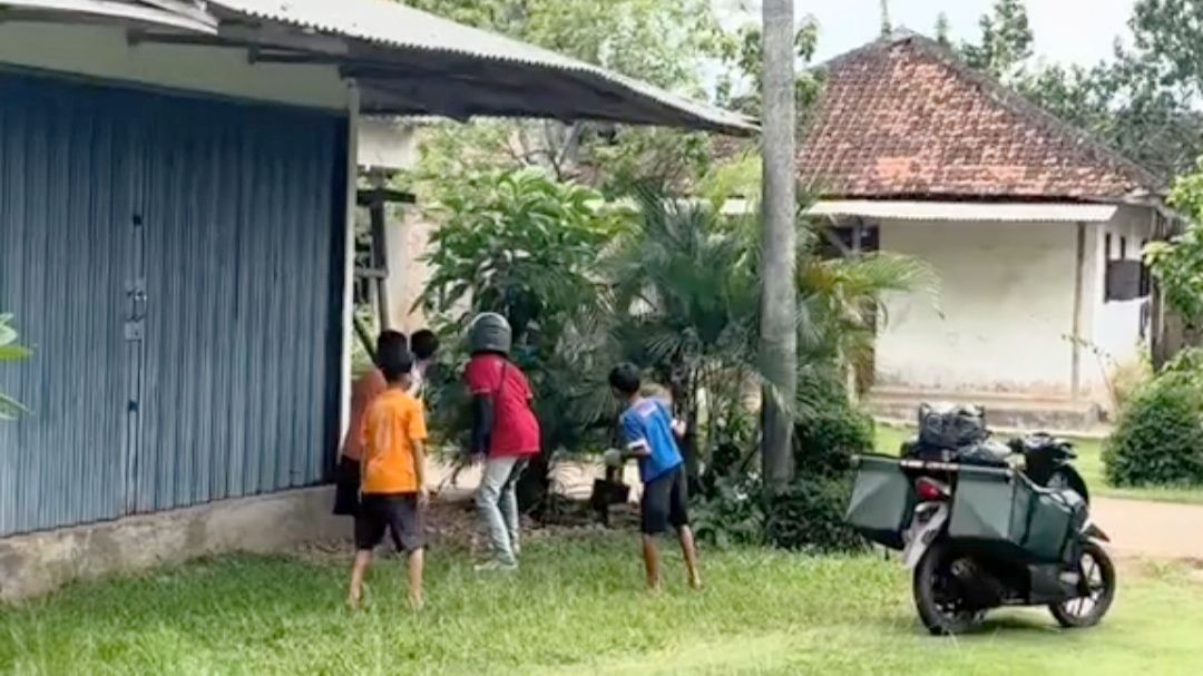 Momen Ketika Kurir ini Justru Asyik Bermain dengan Anak-anak hingga Lupa Antarkan Paket Momen Ketika Kurir ini Justru Asyik Bermain dengan Anak-anak hingga Lupa Antarkan Paket