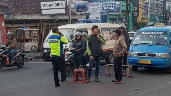 Kecelakaan Lalu Lintas Libatkan Pengendara Sepeda Motor dan Dua Pejalan Kaki di Jalan Sukajadi Kota Bandung Kecelakaan Lalu Lintas Libatkan Pengendara Sepeda Motor dan Dua Pejalan Kaki di Jalan Sukajadi Kota Bandung