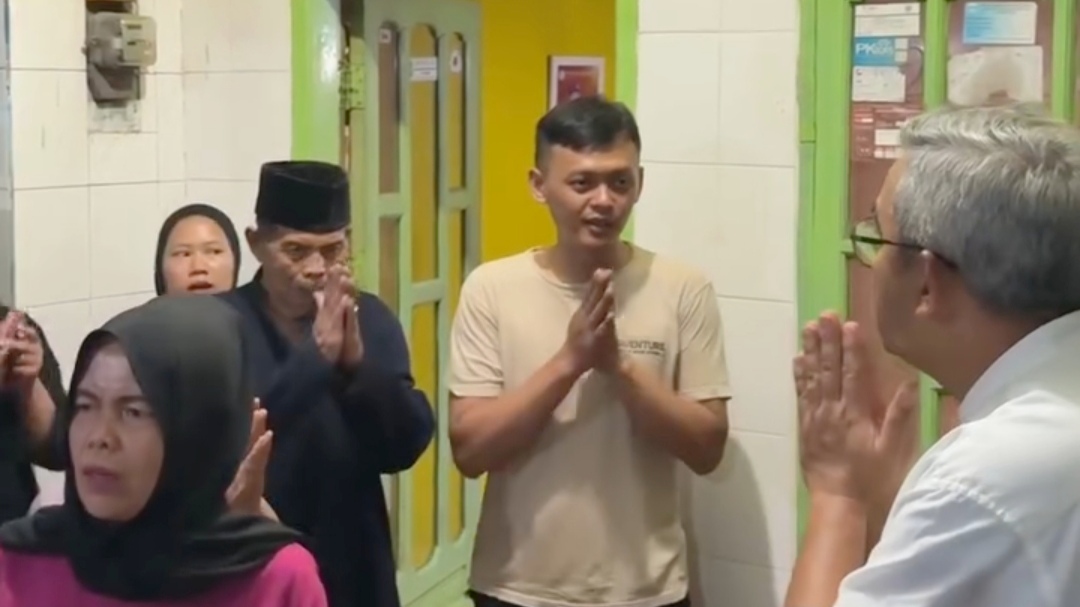 Farhan Kunjungi Balita yang Berjuang Lawan Kanker di Jalan Cisaranten Wetan Farhan Kunjungi Balita yang Berjuang Lawan Kanker di Jalan Cisaranten Wetan