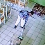 Momen Ketika Siswa ini Bersihkan Kelas Sendirian Saat Teman-temannya Sudah Pulang Terlebih Dahulu
