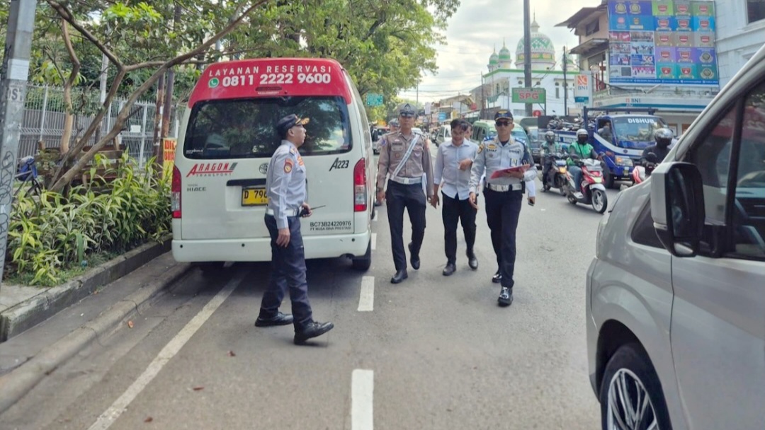 31 Kendaraan di Bandung Terkena Tilang Manual dan ETLE karena Nekat Parkir Liar 31 Kendaraan di Bandung Terkena Tilang Manual dan ETLE karena Nekat Parkir Liar