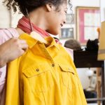 3 Sisi Positif dan Negatif Belanja Baju Thrifting Bagi yang Gemar Berburu Fashion Unik dengan Harga Terjangkau