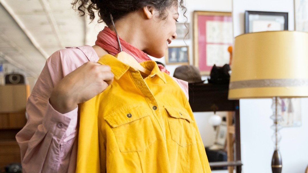 3 Sisi Positif dan Negatif Belanja Baju Thrifting Bagi yang Gemar Berburu Fashion Unik dengan Harga Terjangkau 3 Sisi Positif dan Negatif Belanja Baju Thrifting Bagi yang Gemar Berburu Fashion Unik dengan Harga Terjangkau
