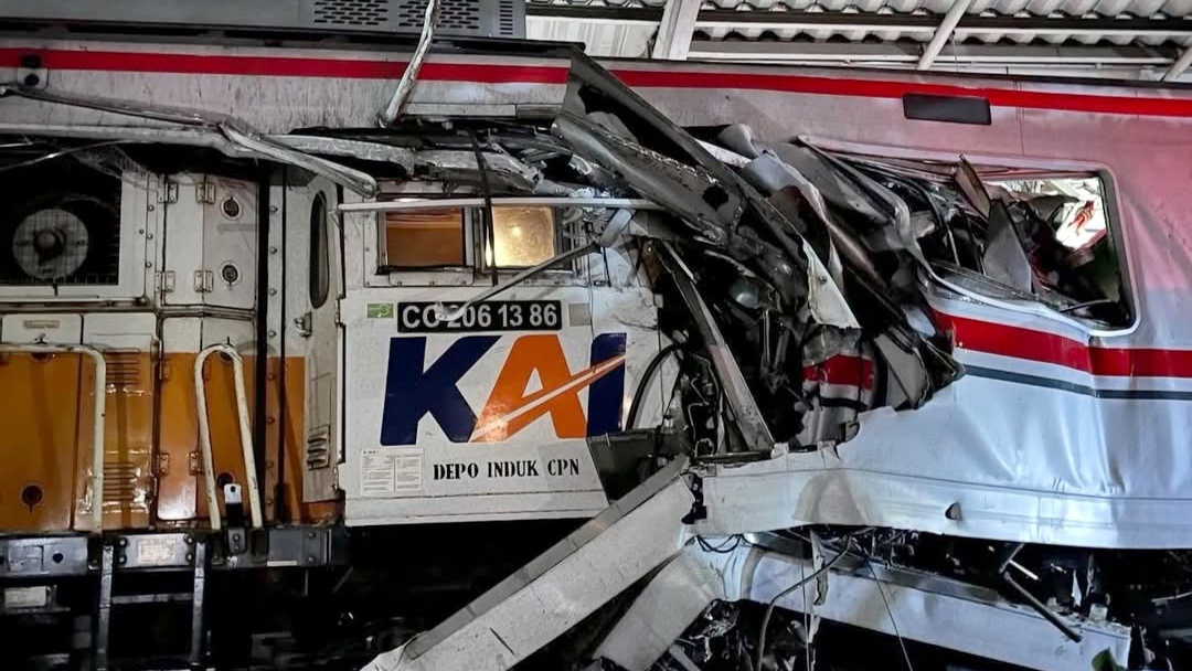 Terjadi Tabrakan antara KA Argo Bromo Anggrek tujuan Surabaya dengan KRL di Stasiun Bekasi Timur Terjadi Tabrakan antara KA Argo Bromo Anggrek tujuan Surabaya dengan KRL di Stasiun Bekasi Timur