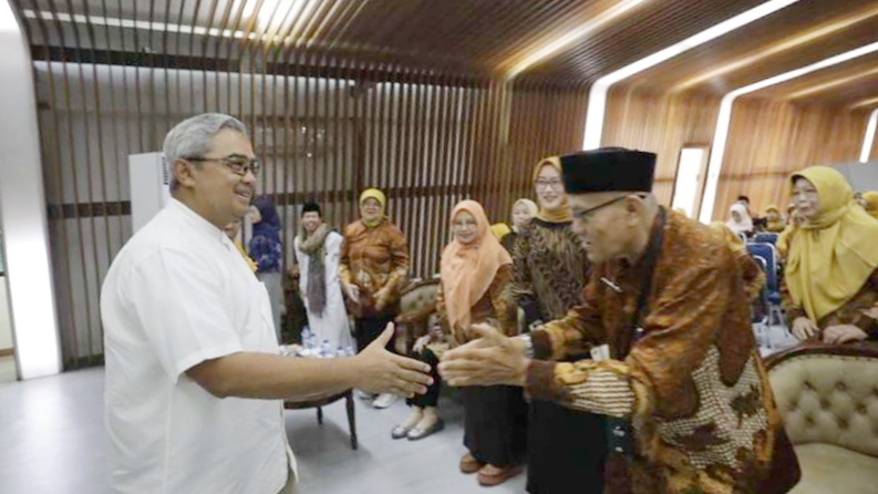 Dianggap sebagai Pinisepuh, Farhan Ajak Para Purna Bakti Jadi Mitra Edukasi Pengolahan Sampah Berbasis Wilayah Dianggap sebagai Pinisepuh, Farhan Ajak Para Purna Bakti Jadi Mitra Edukasi Pengolahan Sampah Berbasis Wilayah