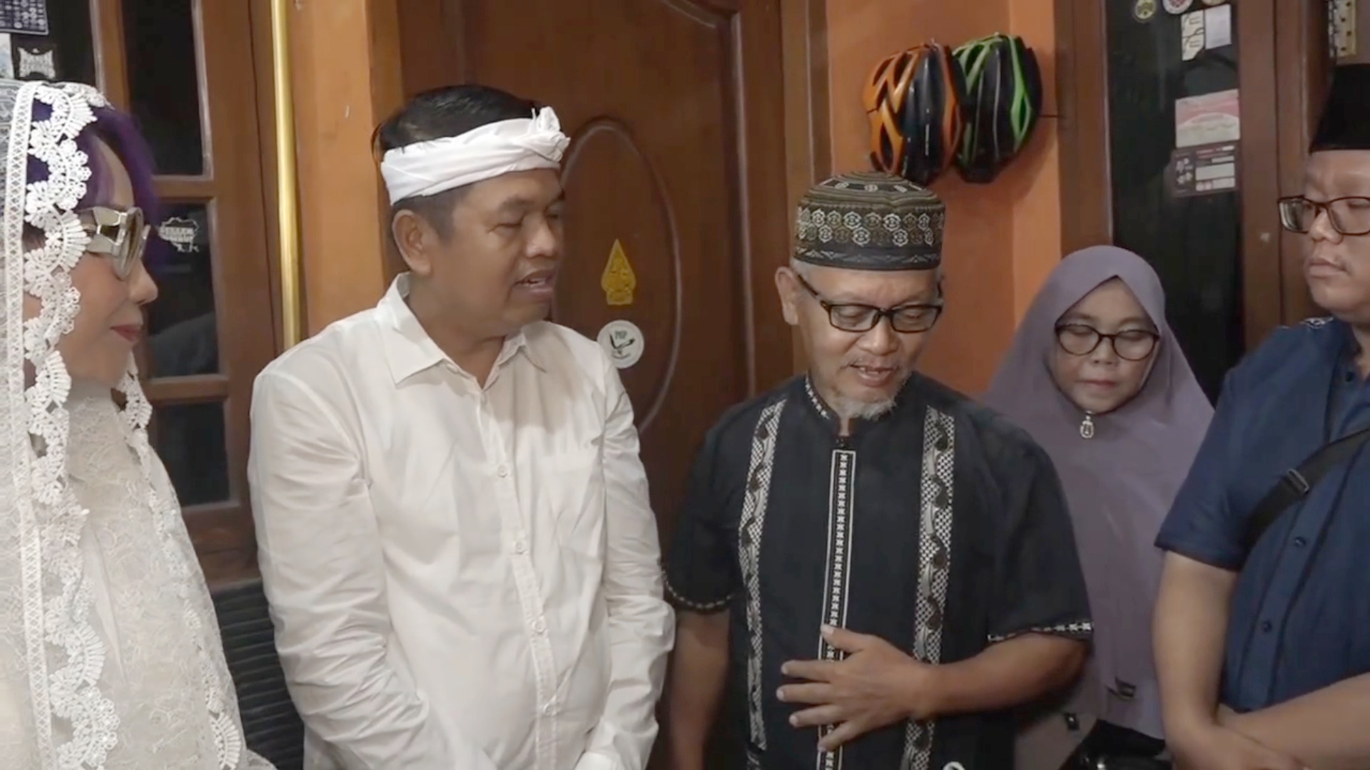 Imbas Kecelakaan Kereta Api di Bekasi, Dedi Mulyadi Melayat ke Rumah Duka Nur Ainia dan Harap Jadi Insiden Terakhir Imbas Kecelakaan Kereta Api di Bekasi, Dedi Mulyadi Melayat ke Rumah Duka Nur Ainia dan Harap Jadi Insiden Terakhir