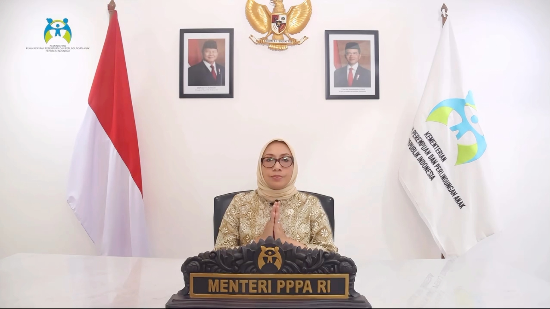 Usai Buat Pernyataan Gerbong Perempuan Dipindah ke Tengah, Menteri PPPA Akhirnya Sampaikan Permohonan Maaf Usai Buat Pernyataan Gerbong Perempuan Dipindah ke Tengah, Menteri PPPA Akhirnya Sampaikan Permohonan Maaf