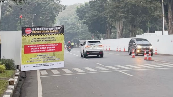 Plang Penutupan Jalan Diponegoro di Depan Gedung Sate dan Gasibu ternyata Ilegal Plang Penutupan Jalan Diponegoro di Depan Gedung Sate dan Gasibu ternyata Ilegal