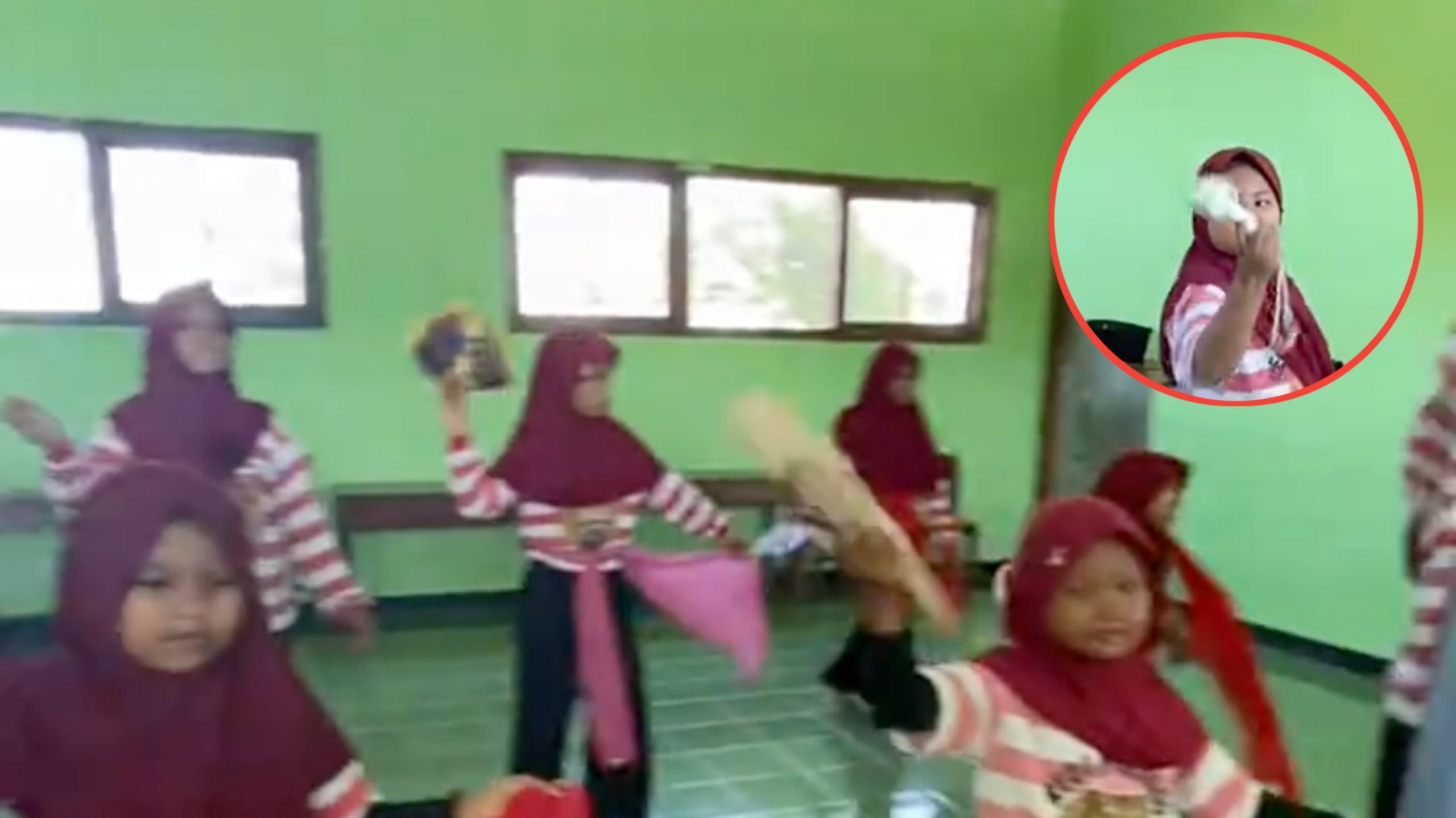 Momen Ketika Latihan Menari, Anak Perempuan Kecil Ini Justru Bawa Kipas Listrik (TikTok/@ani.tsetyarini_)