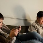 Orang Tua Jangan Sering Scroll Media Sosial di Depan Anak, Mengapa Begitu?