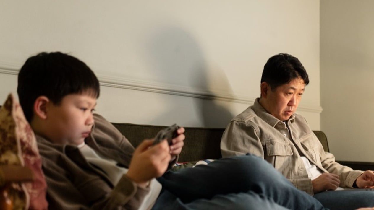Orang Tua Jangan Sering Scroll Media Sosial di Depan Anak, Mengapa Begitu? Orang Tua Jangan Sering Scroll Media Sosial di Depan Anak, Mengapa Begitu?