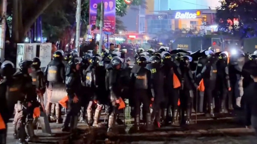 Peringatan Hari Buruh Tahun 2026 di Bandung Ricuh, Polisi Amankan Massa Berpakaian Hitam Peringatan Hari Buruh Tahun 2026 di Bandung Ricuh, Polisi Amankan Massa Berpakaian Hitam
