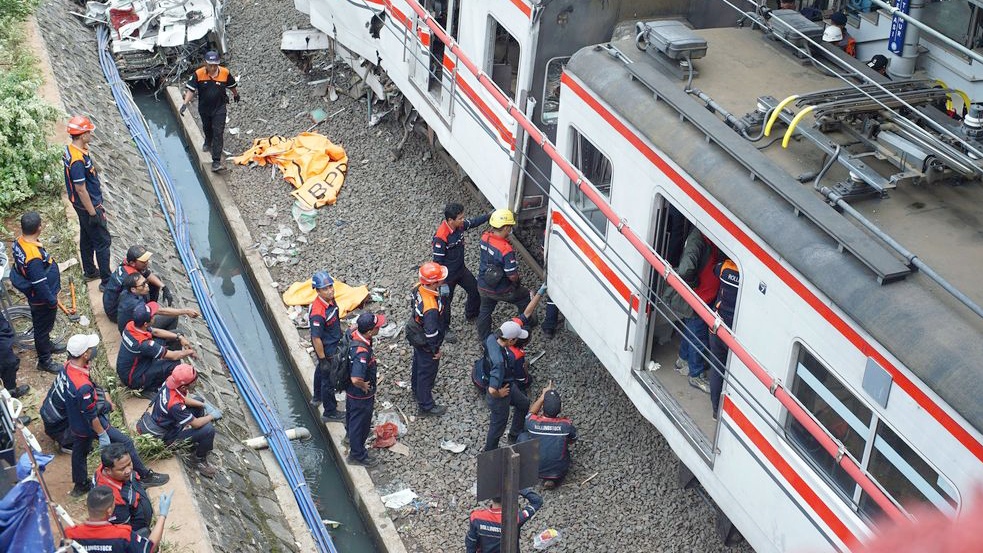 Usai Insiden Kereta Api di Bekasi, Dedi Mulyadi Instruksikan Seluruh Pintu Perlintasan Gunakan Sistem Otomatis Usai Insiden Kereta Api di Bekasi, Dedi Mulyadi Instruksikan Seluruh Pintu Perlintasan Gunakan Sistem Otomatis