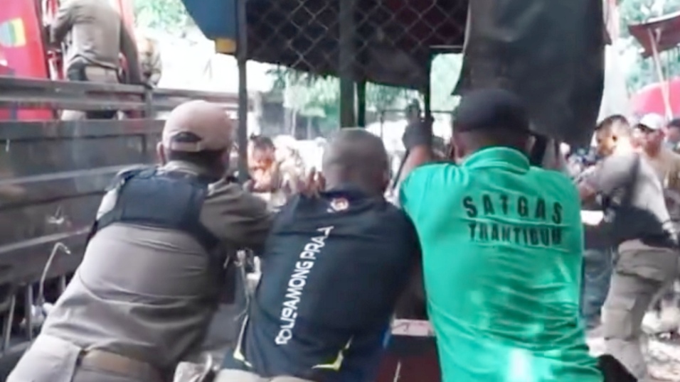 Satpol PP Kota Bandung Lakukan Penertiban Tahap Ketiga di PKL Cicadas, 11 Lapak Kosong Dibongkar Satpol PP Kota Bandung Lakukan Penertiban Tahap Ketiga di PKL Cicadas, 11 Lapak Kosong Dibongkar