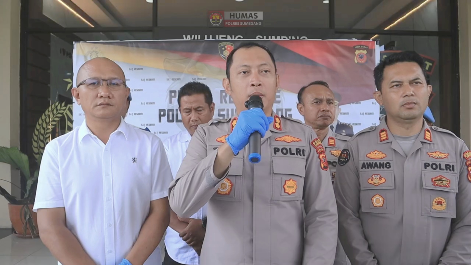 3 Orang Pelaku yang Peras Kurir Paket di Sumedang dengan Cara Mengaku sebagai Polisi Ditangkap, 1 Masih DPO 3 Orang Pelaku yang Peras Kurir Paket di Sumedang dengan Cara Mengaku sebagai Polisi Ditangkap, 1 Masih DPO