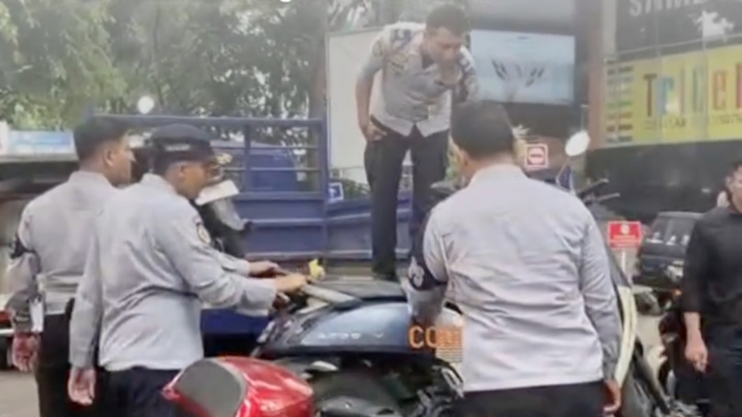 Puluhan Kendaraan yang Parkir Liar Ditindak di Kawasan Rawan Macet Kota Bandung Puluhan Kendaraan yang Parkir Liar Ditindak di Kawasan Rawan Macet Kota Bandung