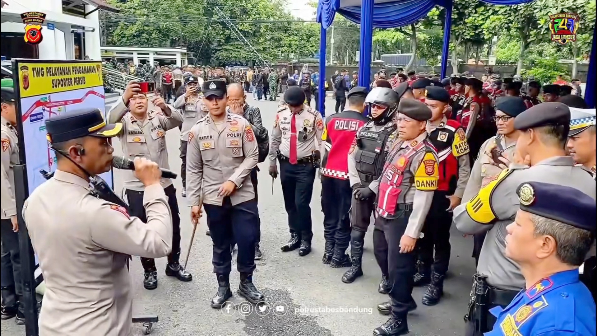 Polrestabes Bandung Lakukan Pengamanan Euforia Kemenangan Persib Bandung atas Persija Jakarta, Libatkan 2270 Personel Gabungan Polrestabes Bandung Lakukan Pengamanan Euforia Kemenangan Persib Bandung atas Persija Jakarta, Libatkan 2270 Personel Gabungan