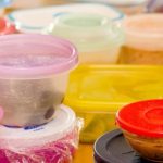 5 Makanan yang Tidak Disarankan Disimpan di Wadah Plastik