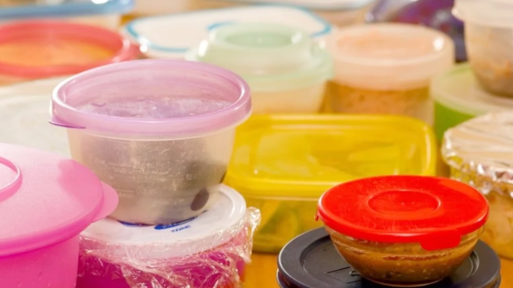 5 Makanan yang Tidak Disarankan Disimpan di Wadah Plastik 5 Makanan yang Tidak Disarankan Disimpan di Wadah Plastik
