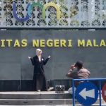 Momen Ketika Ayah Ini Fotoin Anak Perempuannya yang Jadi Mahasiswi di Depan Kampus